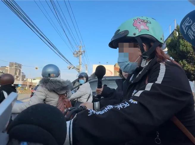 全联超市位在台中市大肚区沙田路的仓储，19日下午1时多发生惊传火警，酿9死8伤惨剧，20日上午8时多，一批工人从厂区骑车出来，其中1外籍女子表示，到场才知不用上班。（潘虹恩摄）