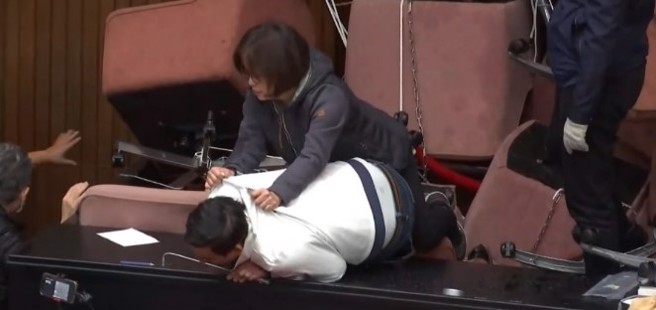 賴惠員壓制國民黨立委葉元之。（取自直播）