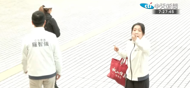 蓝委徐巧芯对着绿委李坤城痛骂「垃圾党」。(截自中天新闻直播)