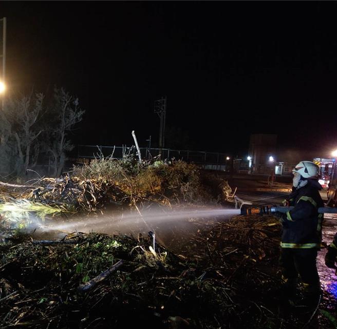 高雄西子湾中山大学海堤旁昨晚发生漂流枯木不明原因起火，消防局接报派员到场灭火。（民眾提供／郭良杰高雄传真）