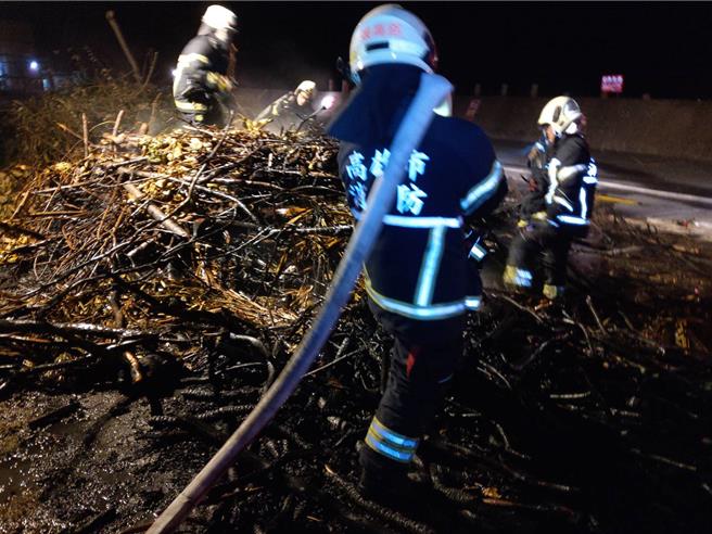 高雄西子湾中山大学海堤旁昨晚发生漂流枯木失火，消防人员到场灭火。（民眾提供／郭良杰高雄传真）