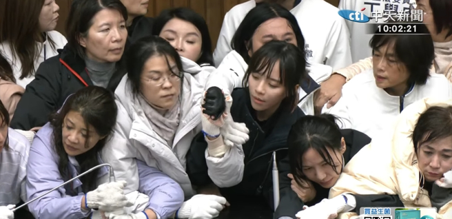 黃捷遭陳玉珍拖離主席台。（取自中天新聞）