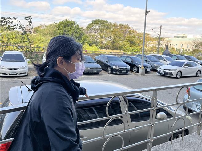 45岁徐姓男死者，她的妈妈今天一早来到童综合医院相验现场，泣不成声、双眼红肿。（张妍溱摄）