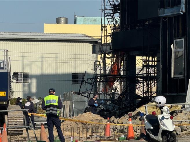 全联超市位在台中市大肚区沙田路的仓储，19日下午1时多发生惊传火警，酿9死8伤惨剧，火调人员20日重返现场勘查。（潘虹恩摄）