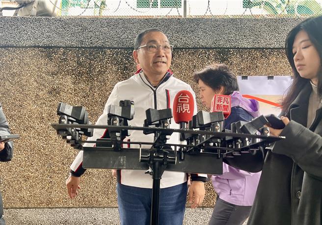 新北市长侯友宜盼班班有鲜乳续办，强调只要中央经费到位，地方就能克服执行上的困难。（吕健豪摄）