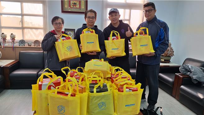 金门知名体育用品店老板卢松民（右二）连续4年于圣诞节前夕捐赠名牌运动鞋给金门高中，期勉莘莘学子能在岁末年终之际，感受大环境的善意，迎向更好的未来。（图／金门高中）