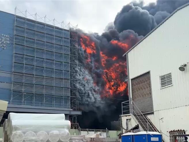 全联超市位在台中市大肚区沙田路的仓储发生酿9死8伤火警，其中廖姓父子所在水电包工1组5人最后才寻获；中市消防局20日说，最后寻获的5人都是在东北角找到，附近有逃生梯，可能火势迅速蔓延4楼，浓烟影响视觉，有空间迷失。（民眾提供／潘虹恩台中传真）