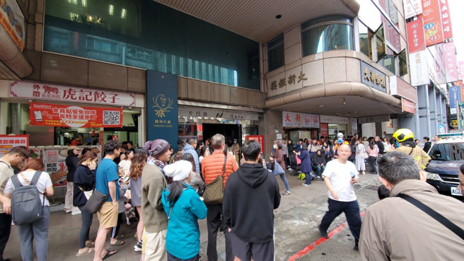 重慶南路大樓地下室起火！1人灼傷、2人嗆傷送醫，大樓內人員倉皇逃出。(民眾提供）