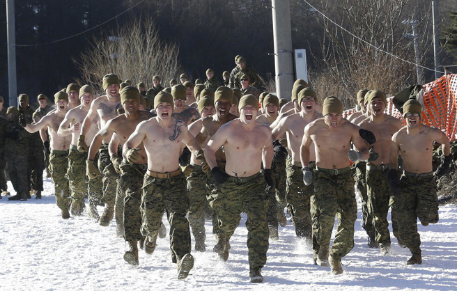 美国海军陆战队第3远征军（III Marine Expeditionary Force）在冰天雪地中操演的资料照。（美联社）