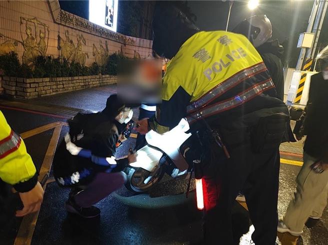 随着改装技术及风气日渐兴盛，伴随而来少数车主不当改装引擎、排气管或装置高音量喇叭，驱车上路呼啸而过，制造高倍噪音，对此警方也展开「靖音专案」拦查违规车辆。（板桥警分局提供）