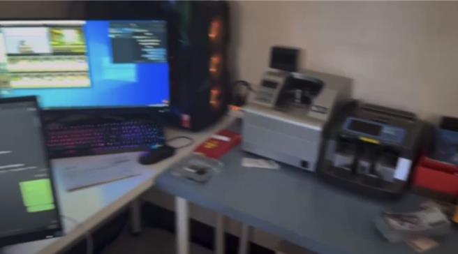 警方於高雄市三民區古姓犯嫌住處查獲現金新台幣120萬餘元、虛擬貨幣泰達幣8萬5000餘顆。 （翻攝照片／洪靖宜高雄傳真）