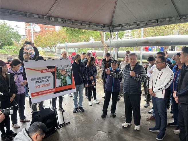 新北市长侯友宜今日上午前往新庄潭底沟验收排水改善情形。（吕健豪摄）