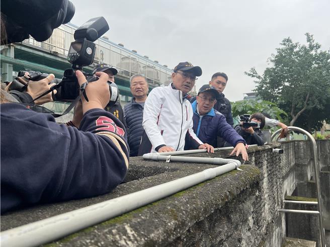 新北市长侯友宜今日上午前往新庄潭底沟验收排水改善情形。（吕健豪摄）