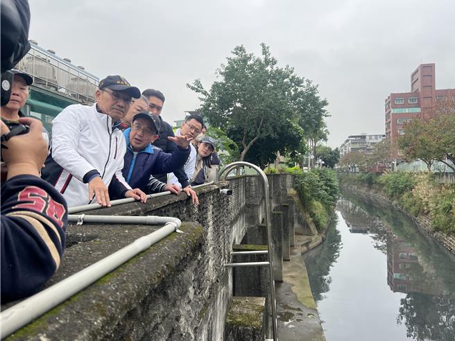 新北市长侯友宜今日上午前往新庄潭底沟验收排水改善情形。（吕健豪摄）