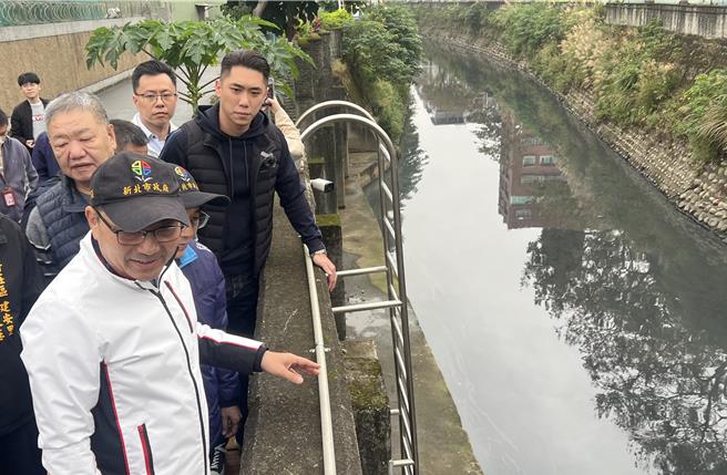 新北市长侯友宜今日上午前往新庄潭底沟验收排水改善情形。（吕健豪摄）