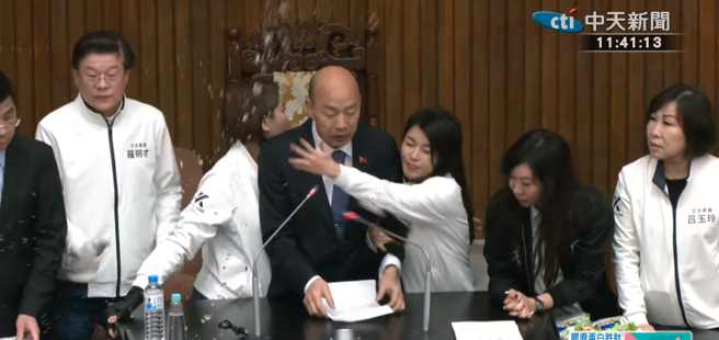 韓國瑜突遭民進黨立委潑水。（取自中天新聞）