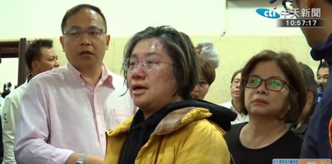 綠委陳培瑜受訪時大哭控國民黨把她壓在地上。（取自中天新聞）