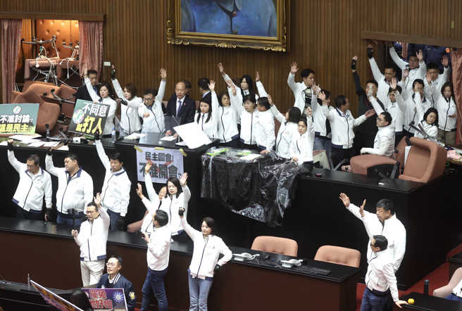 立法院會20日處理選罷法、憲法訴訟法及財劃法修正草案，在一早藍綠衝突後，近午開始開會。（鄧博仁攝）