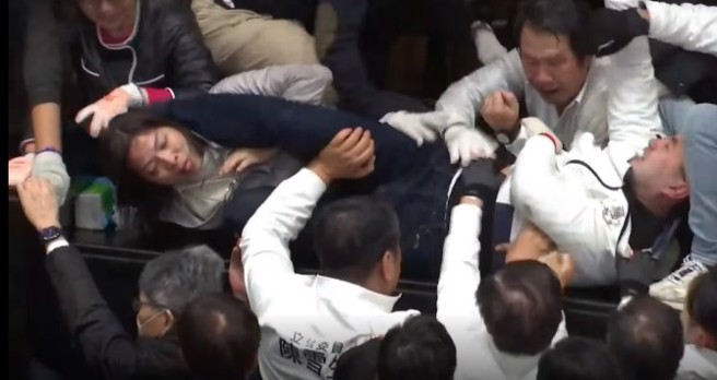 廖先翔「剪刀腳」夾擊林淑芬。（取自中天新聞）