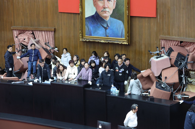 立法院會20日處理選罷法、憲法訴訟法及財劃法修正草案，民進黨多名立委進入議場後鎖門，國民黨及民眾黨委員一度無法進入議場提案；後由議事人員開鎖後藍營立委始得進入議場，綠營立委則佔領主席台互相對峙。（郭吉銓攝）