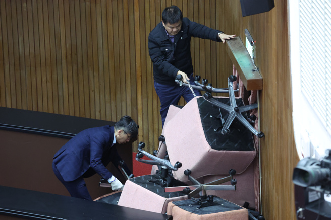 立法院會20日處理選罷法、憲法訴訟法及財劃法修正草案，民進黨多名立委進入議場後鎖門，國民黨及民眾黨委員一度無法進入議場提案；後由議事人員開鎖後藍營立委始得進入議場，綠營立委則佔領主席台及側門互相對峙。（鄧博仁攝）