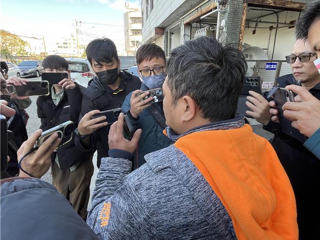 郭姓死者的哥哥一度哽咽，他表示不敢將弟弟的噩耗告訴年邁老父，擔心老人家無法承受。（張妍溱攝）