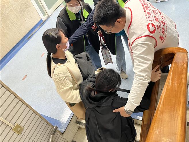 徐姓死者母親（右）在檢方相驗兒子的遺體後，痛哭失聲全身癱軟，須要他人攙扶。（張妍溱攝）