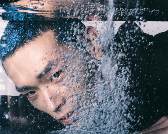 牧森顶着一头蓝髮，水中呈现演员之路，必须寻找方向并坚定往前进。（周子娱乐提供）