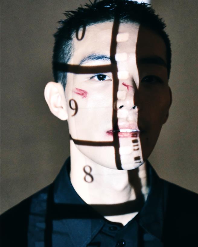 利用投影效果，表现牧森受网路批判的意境。（周子娱乐提供）