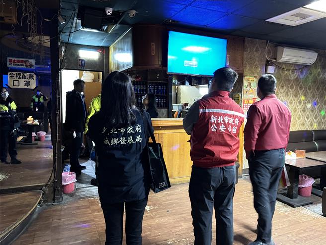 新北公安小组前往执行断水断电。（城乡局提供）