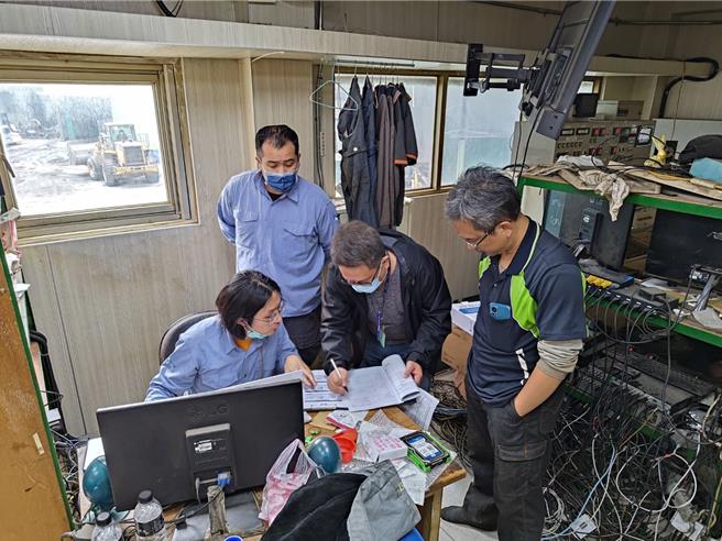 即时连线监控沥青业设备。（环保局提供）