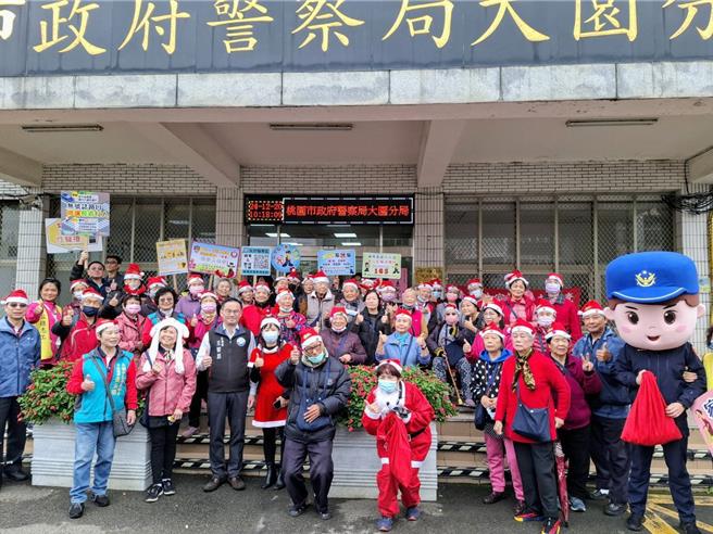 桃園市大園區大園社區發展協會20日上午邀請里上高齡長者們，變裝成聖誕老人到大園警分局進行參訪。（警方提供／廖姮玥桃園傳真）