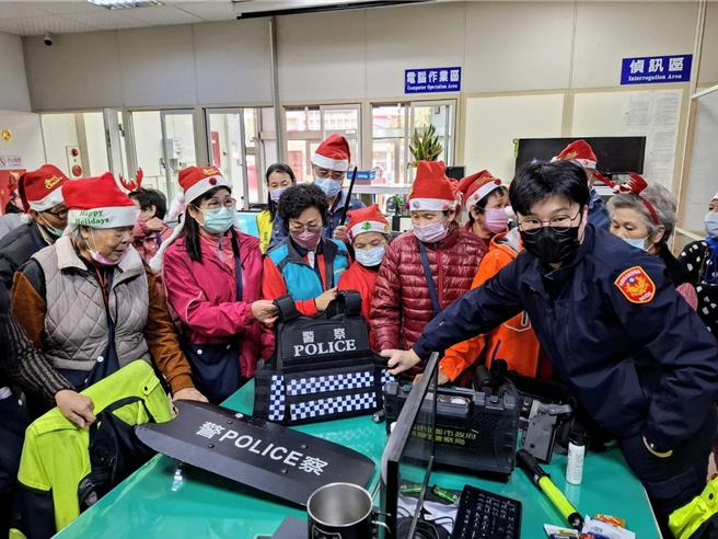 桃園市大園區大園社區發展協會20日上午邀請里上高齡長者們，變裝成聖誕老人到大園警分局進行參訪。（警方提供／廖姮玥桃園傳真）