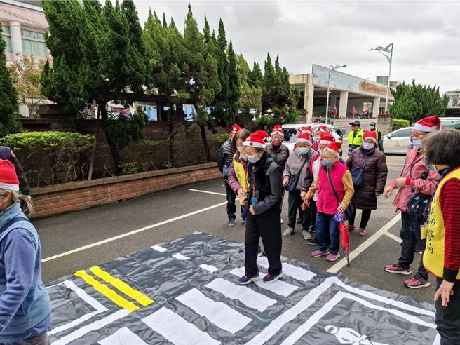 桃園市大園區大園社區發展協會20日上午邀請里上高齡長者們，變裝成聖誕老人到大園警分局進行參訪。（警方提供／廖姮玥桃園傳真）