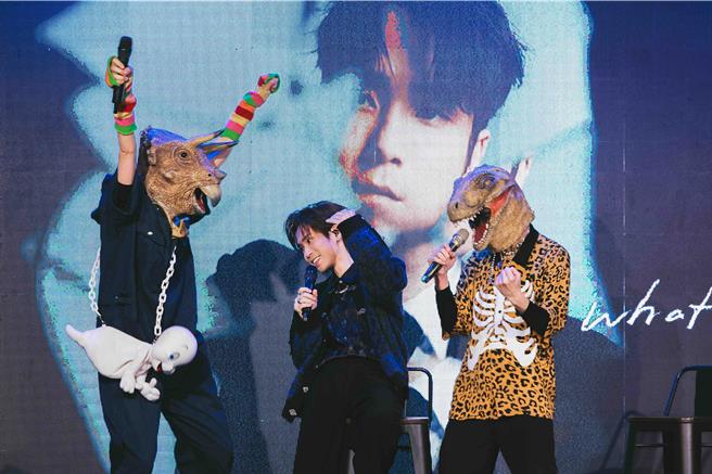 片山凉太19日舉辦聽歌會，恐龍的皮現身力挺。（大元娛樂提供）