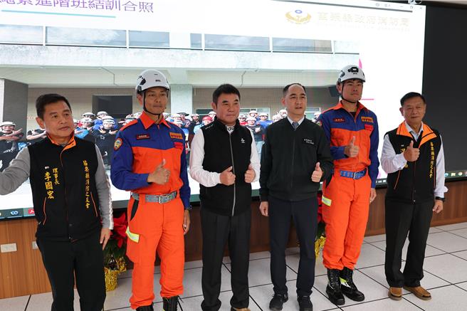 苗栗县长锺东锦20日替2名获得绳索救援训练胸章「P」级资格教官授颁胸章。（谢明俊摄）