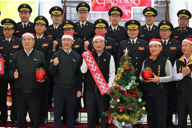 苗栗县长锺东锦20日上午替消防人员晋陞授阶、颁发消防设备师（士）与及绳索救援训练胸章等，并提早祝贺全体消防弟兄耶诞快乐。（谢明俊摄）