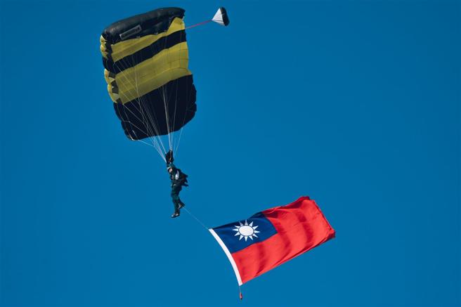 神龍小組於跳傘途中施展國旗，彰顯國軍保衛家園決心。（記者陳怡璿攝）