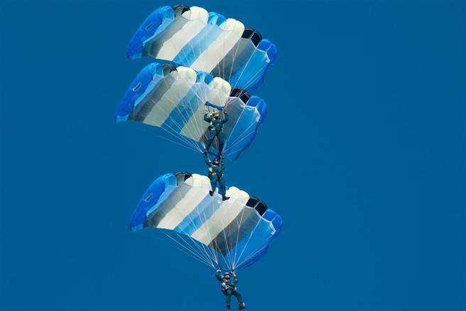 神龍小組實施「三人踩肩」、「三人Y型」等課目，展現精湛操傘技巧。（記者陳怡璿攝）