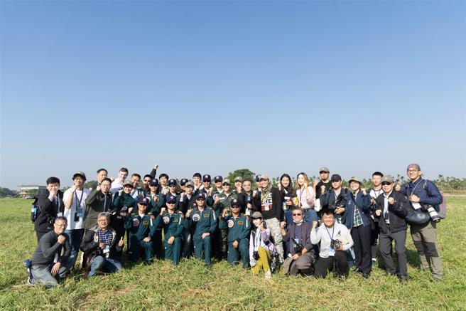媒體團與神龍小組合影，為邀訪活動畫下完美句點。（記者陳怡璿攝）