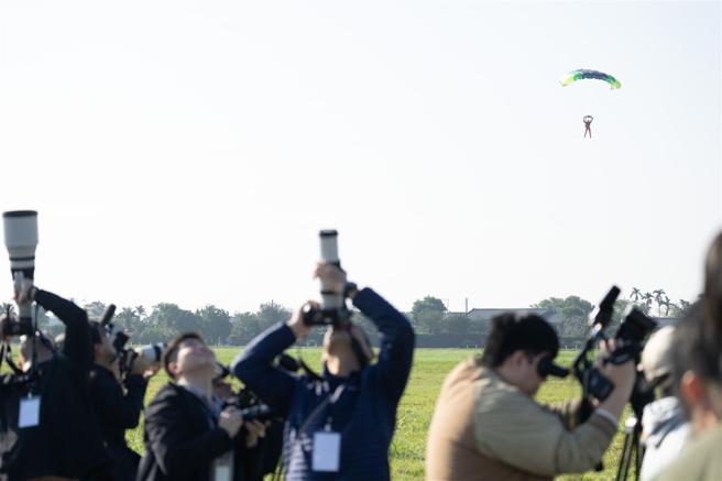 官兵施展精湛傘技，讓現場記者紛紛舉起相機紀錄精采時刻（記者陳怡璿攝）