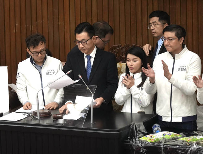 立法院会20日经过朝野一番大乱斗之后，终于三读通过国民党立委傅昆萁、许宇甄提出的《选罢法》「连署加严」版本，未来罢免案在连署阶段时，应附上身分证正反面影本，并新增未经同意偽造、假冒提议、连署者等利用他人个资行为，可处5年以下有期徒刑、拘役或处新臺币100万元以下罚锾。（邓博仁摄）