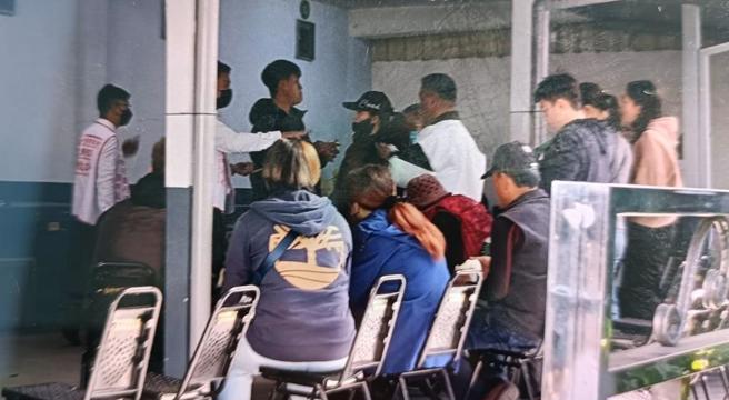 廖姓父子的遗体送往殡议馆，廖父的母亲、姊姊一起陪同。（陈淑娥摄）