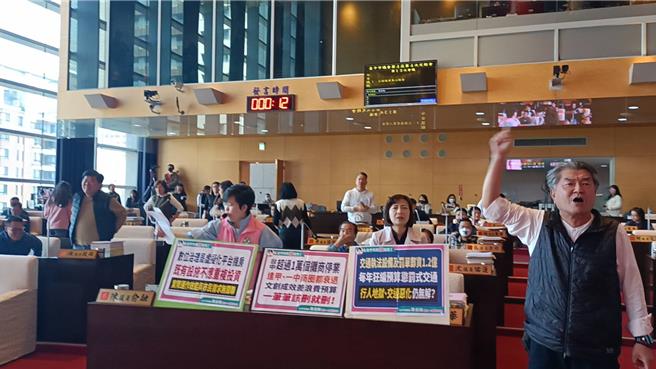 台中市议会20日三读议案第二读会，审查市府明年度总预算，蓝绿互相叫嚣，场面一度火爆，最后决议统删5.9亿元，由市府自行调整。（陈淑娥摄）
