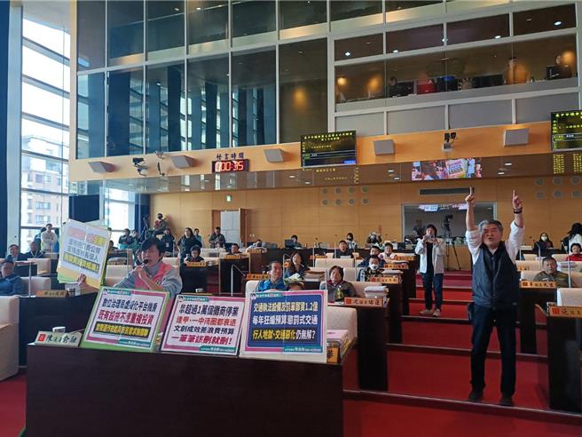 台中市议会20日三读议案第二读会，审查市府明年度总预算，蓝绿互相叫嚣，场面一度火爆，最后决议统删5.9亿元，由市府自行调整。（陈淑娥摄）