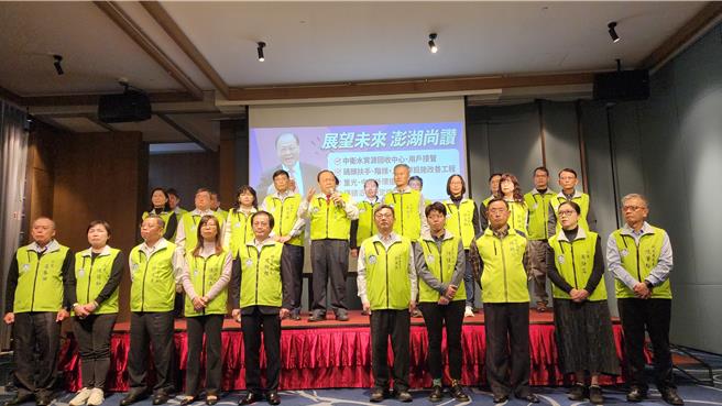 澎湖县长陈光復（中）就职二周年，20日在县府团队包围下，细数政绩。（许逸民摄）