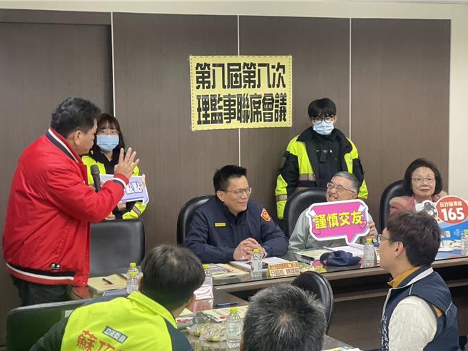 土城產業園區昨(19)日邀請土城警分局在「理監事聯席會議」，宣導反詐騙，希望藉由各理監事的影響力，帶給身邊的朋友、旗下公司員工等人正確的反詐意識。（土城警分局提供）