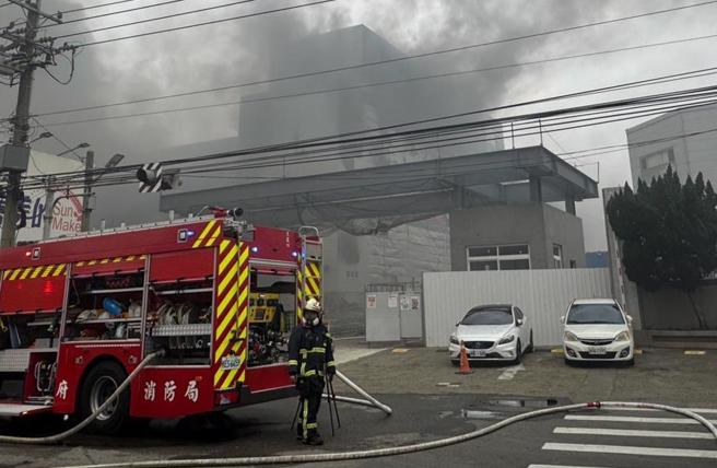 台中仓储大火造成9死公安意外，其中2人为失联移工，依法不得参加职灾保险。（报系资料照）