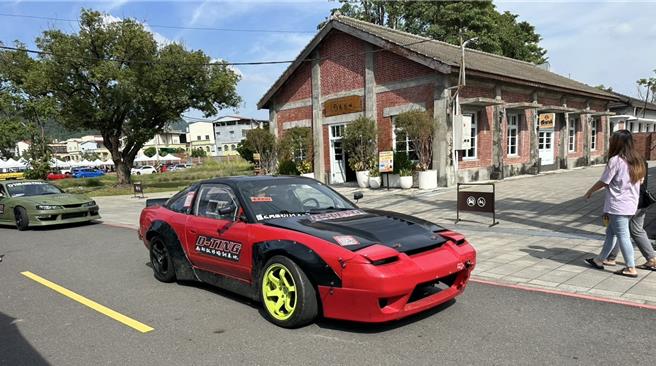 東高雄觀光產業聯盟將於2025年1月4日至5日在旗糖農創園區舉辦「高雄商圈EASY購－山城觀光季X柬高漫遊」，現場將有超過百台超跑齊聚一堂，展開精彩刺激的經典賽事。（高雄市東高雄觀光產業聯盟提供／林雅惠傳真）