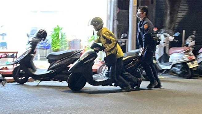 新北市树林警分局树林派出所警员尹宏宽于非勤务时段，主动关怀民眾，帮车辆坏掉的民眾推车解决困境，热心积极为民服务。（树林警分局提供）